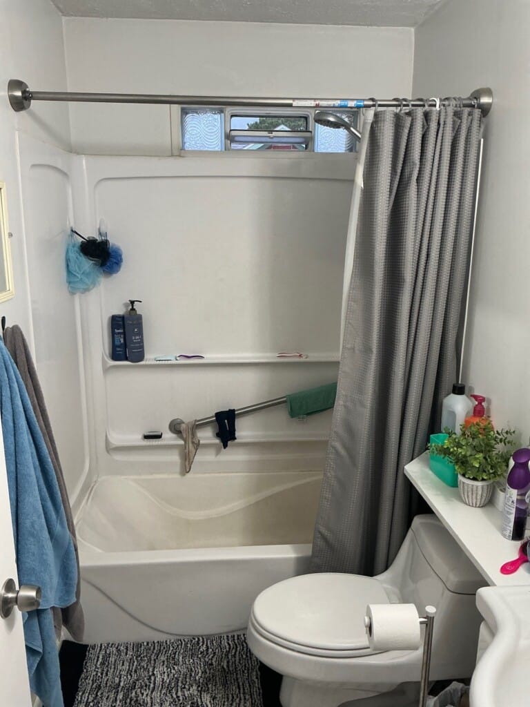 Before - Bath & Shower Combo, Nelson St, Lincoln, NE 68521