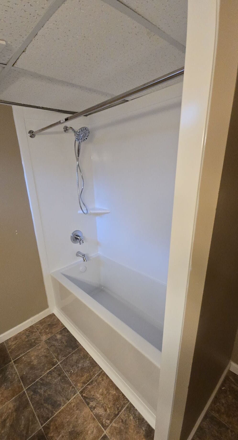 Bath & Shower Combo, Iowa Avenue West, Saint Paul, MN 55117