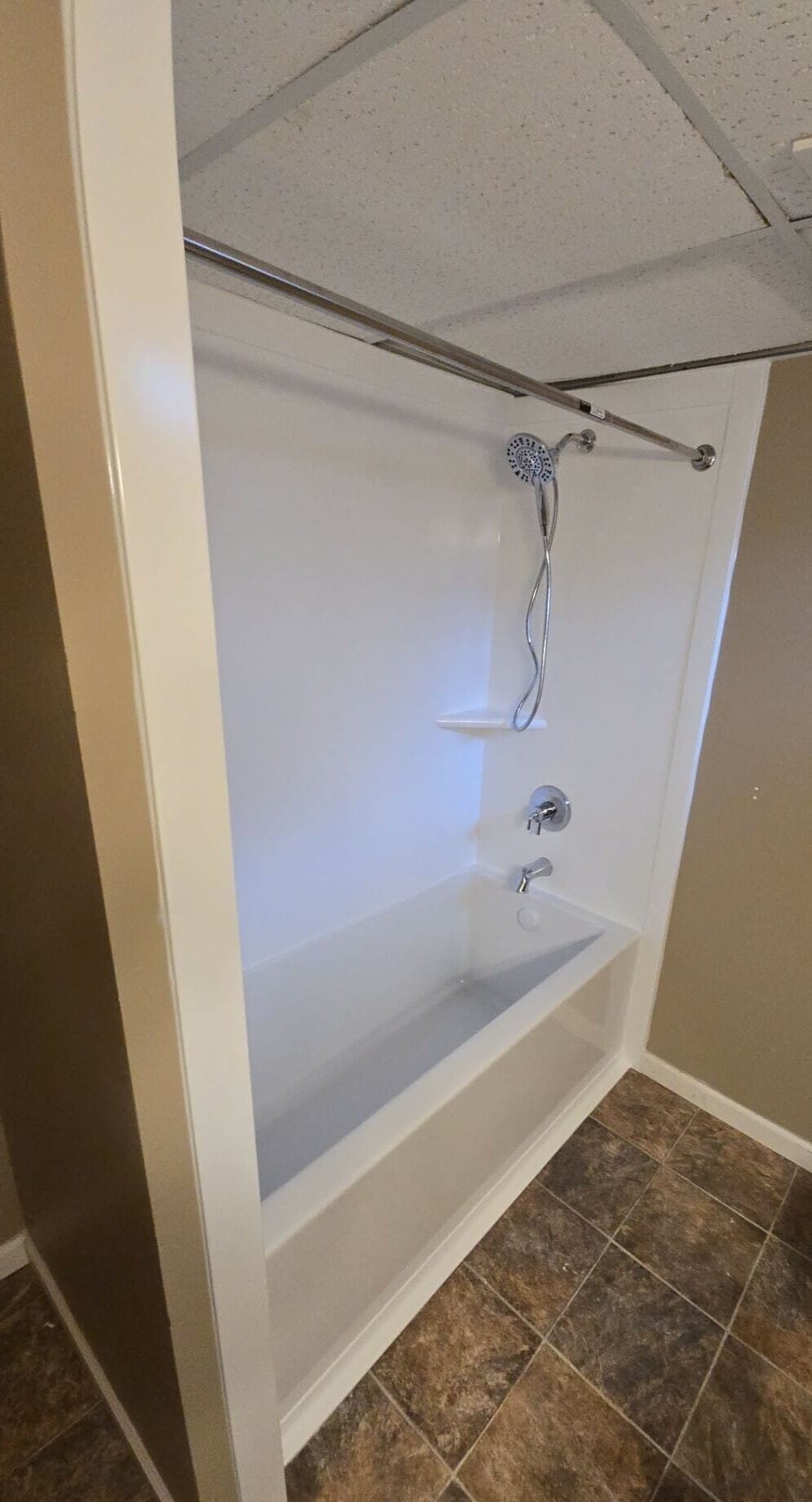 Bath & Shower Combo, Iowa Avenue West, Saint Paul, MN 55117