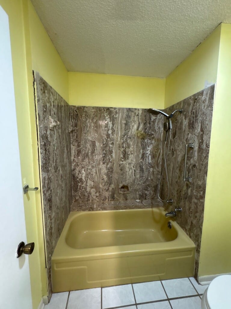 Before - Bath & Shower Combo, Quail Dr, Lafayette, LA 70508