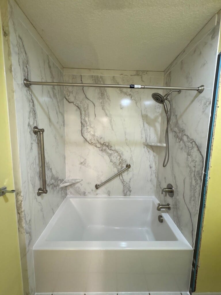 After - Bath & Shower Combo, Quail Dr, Lafayette, LA 70508