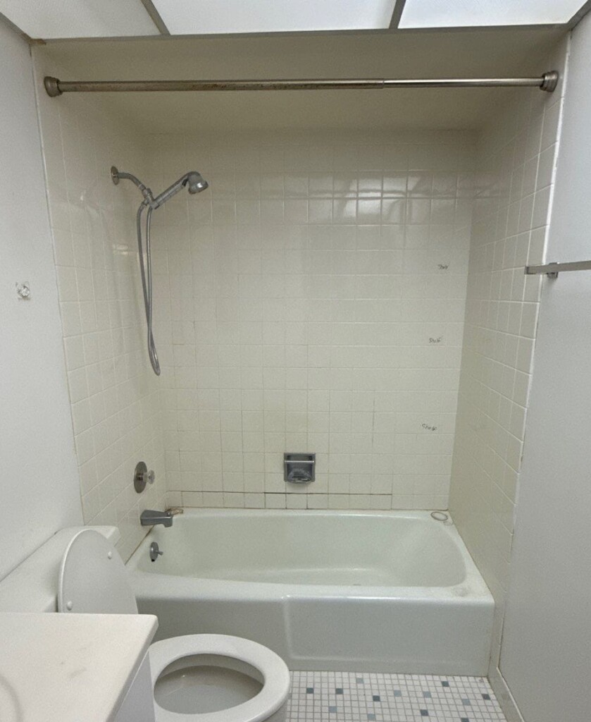 Before - Bath & Shower Combo, W Parliament Pl, Mount Prospect, IL 60056
