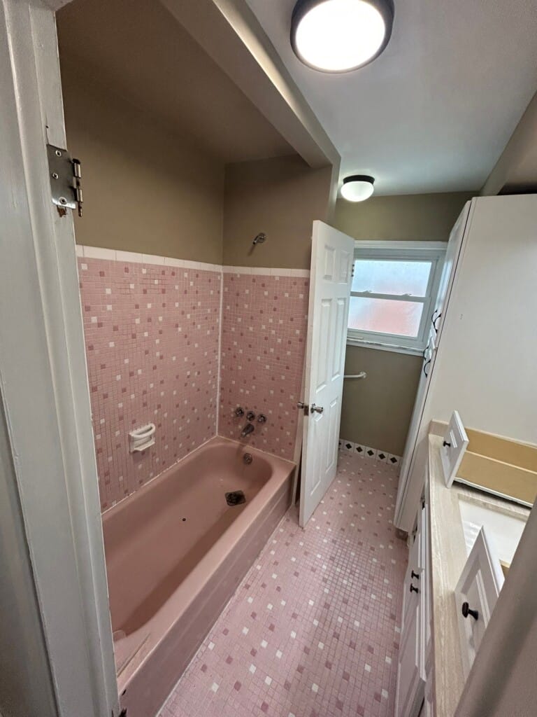 Before - Bath & Shower Combo, Twickingham Dr, Sterling Heights, MI 48310