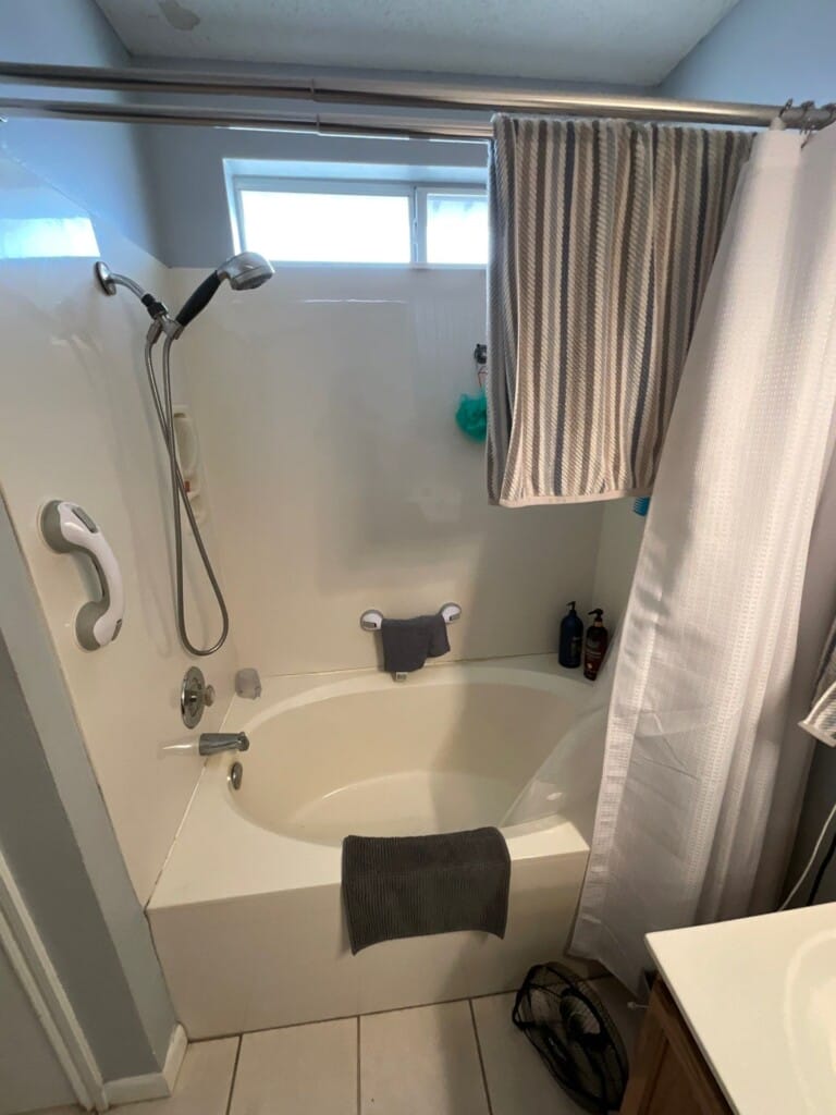 Before - Bath & Shower Combo, Mohican St, Round Rock, TX 78665