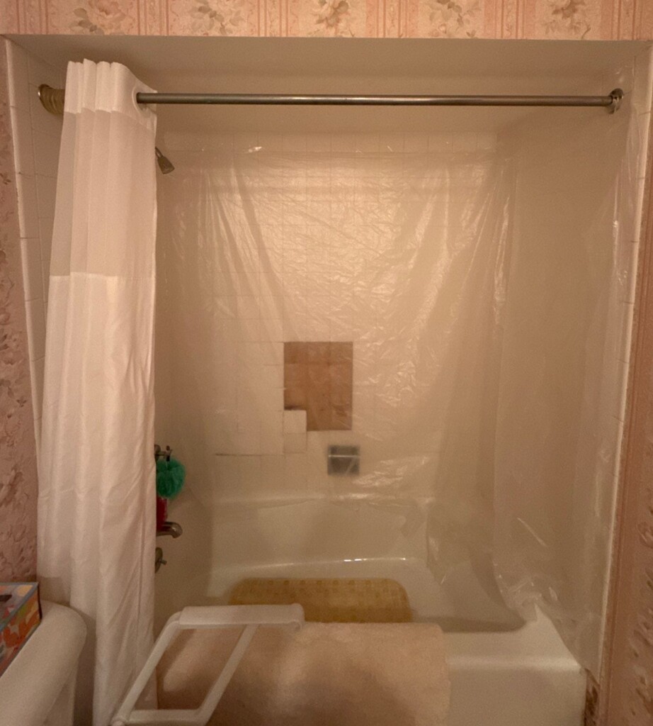 Before - Bath & Shower Combo, Hoylake Dr, Rockford, IL 61107