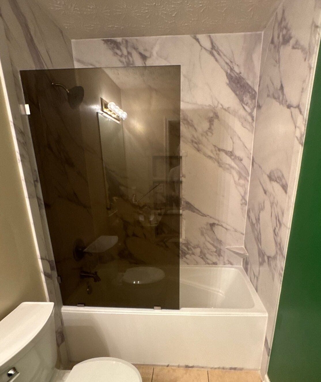 Bath & Shower Combo, Crestview Dr, Center Point, IA 52213